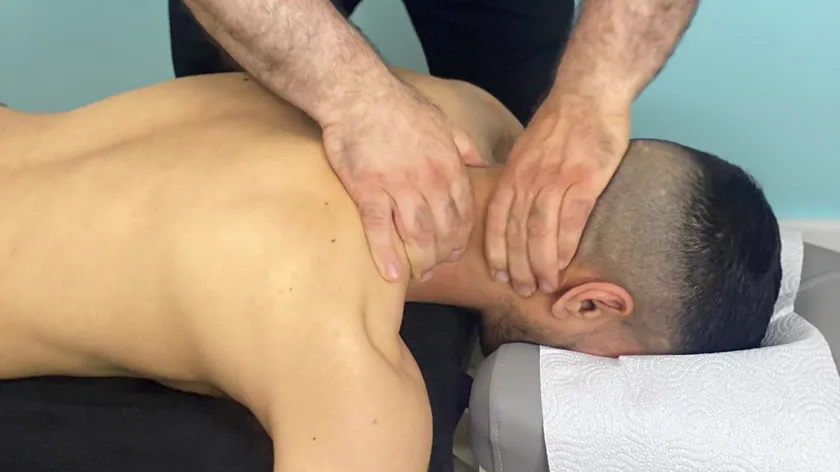 ד״ר יובל סולומון בבדיקה ידנית של מטופל בקליניקה